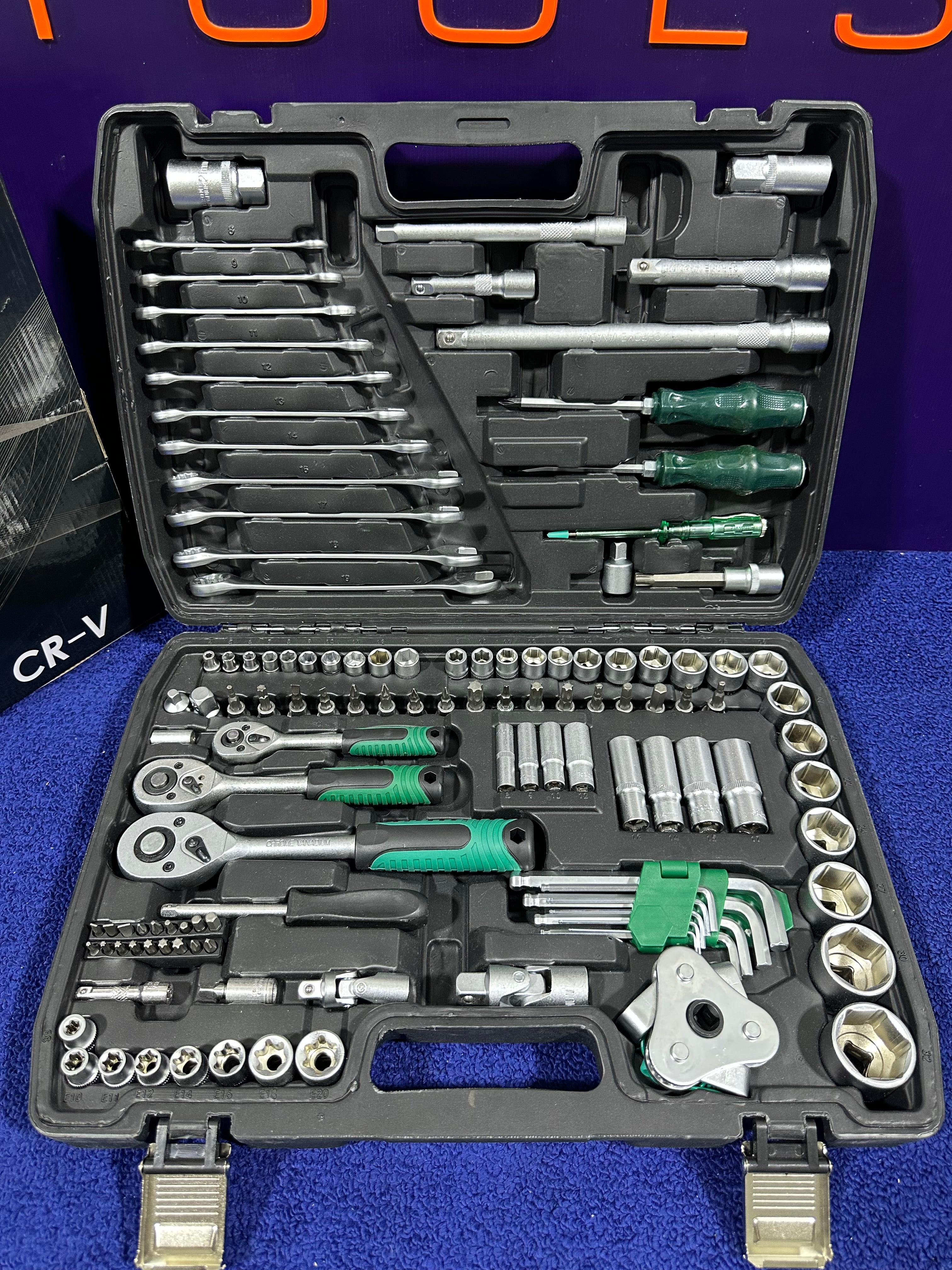 Caisse à outils 121 pièces CR-V